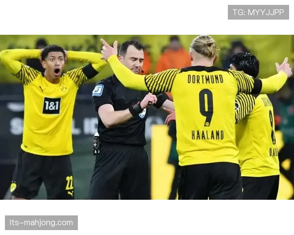 德甲裁判委员会就近期VAR判罚尺度争议发布统一说明 德甲裁判委员会就近期VAR判罚尺度争议发布统一说明